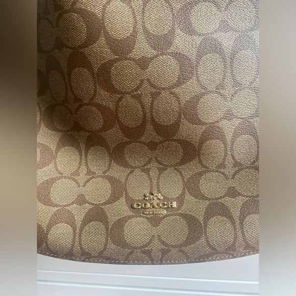 COPY - AUTHENITC COACH PURSE. - Picture 2 of 10